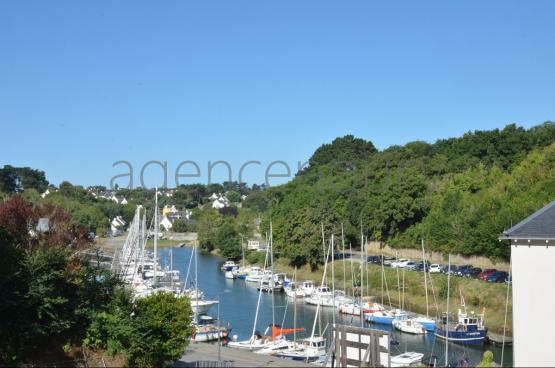 Les terrasses de cet appartement tout neuf font face  un joli paysage bois trs calme.