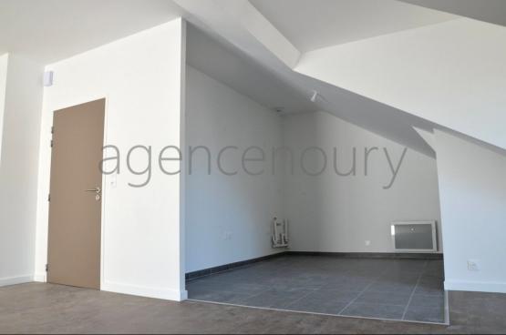 Les terrasses de cet appartement tout neuf font face  un joli paysage bois trs calme.