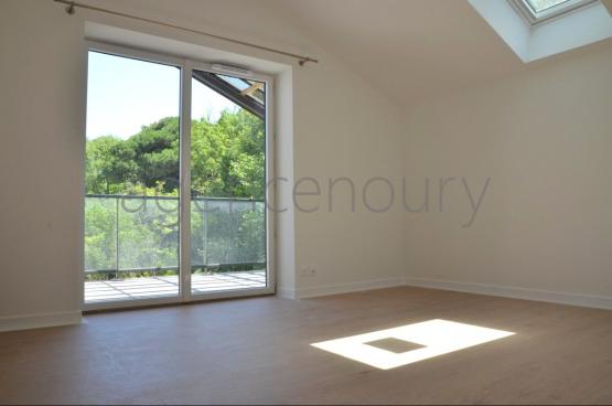 Les terrasses de cet appartement tout neuf font face  un joli paysage bois trs calme.