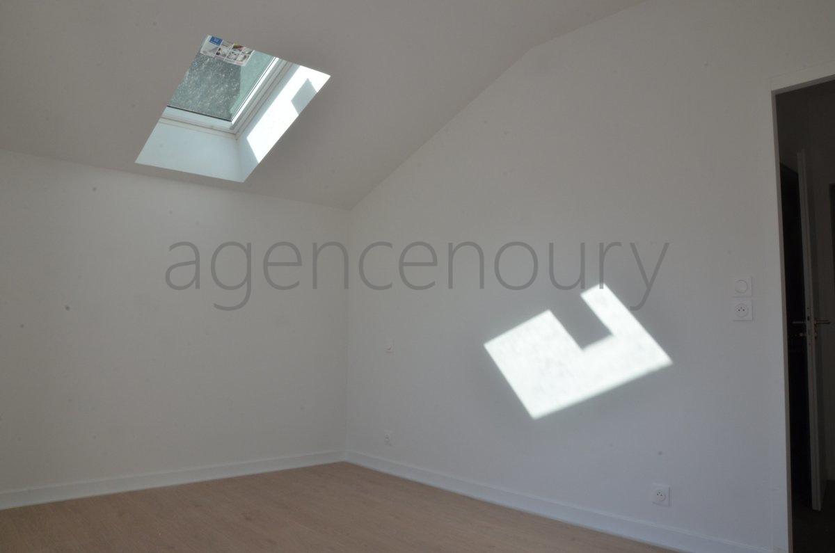 Les terrasses de cet appartement tout neuf font face  un joli paysage bois trs calme.