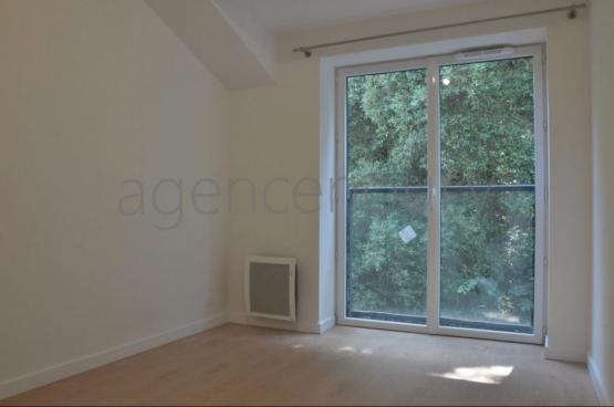 Les terrasses de cet appartement tout neuf font face  un joli paysage bois trs calme.