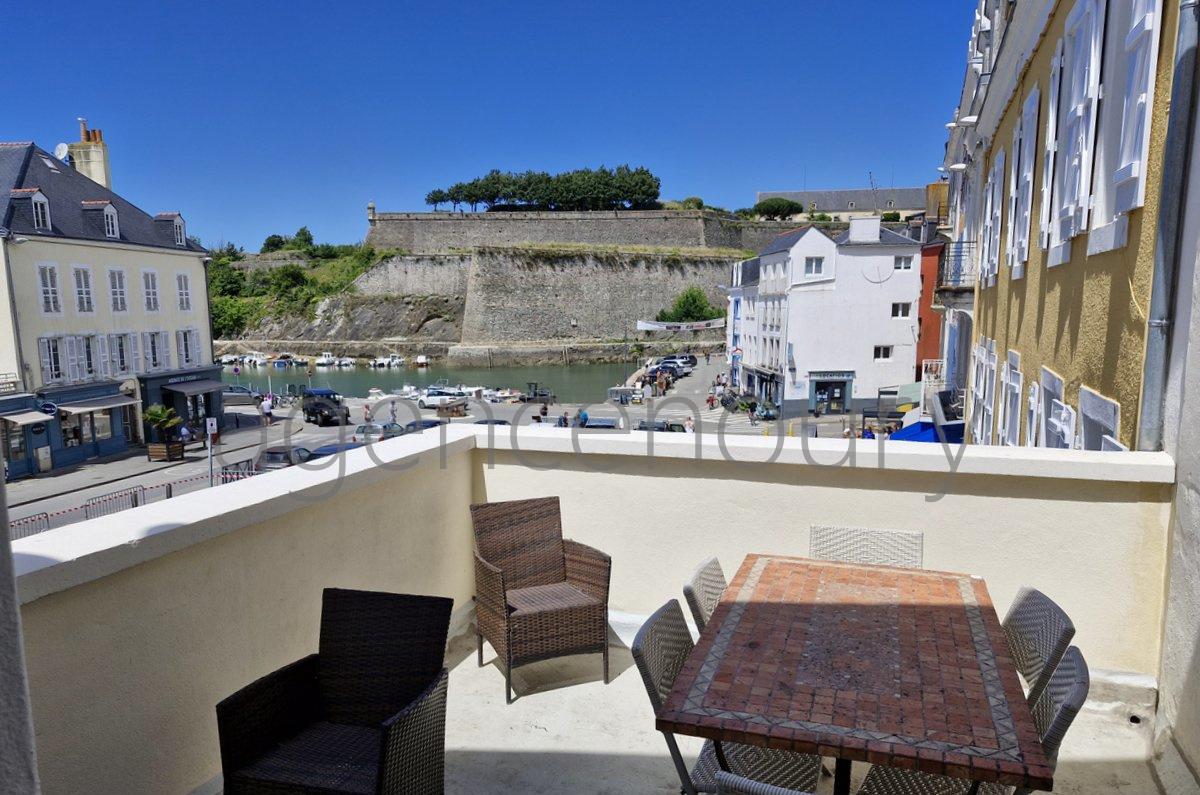 Bnficiant d'une terrasse ensoleille qui offre de plaisantes vues sur le port et la Citadelle.