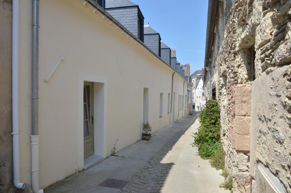 Sa terrasse ensoleille offre de jolies vues sur le port et la Citadelle.