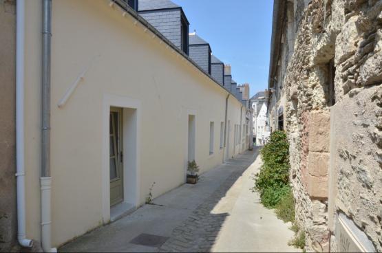 Sa terrasse ensoleille offre de jolies vues sur le port et la Citadelle.