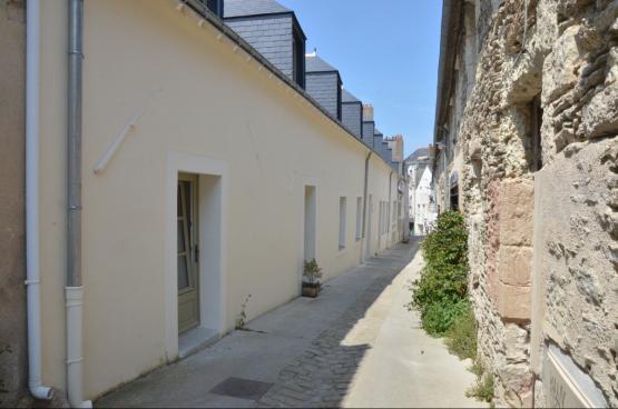 Bnficiant d'une terrasse ensoleille qui offre de plaisantes vues sur le port et la Citadelle.