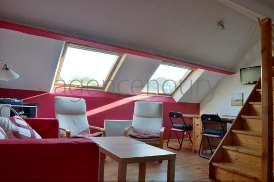 Certains apprcieront le caractre un peu biscornu de cet appartement original dont les deux niveaux ont t ingnieusement amnags.