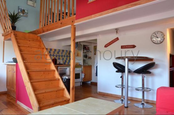 Certains apprcieront le caractre un peu biscornu de cet appartement original dont les deux niveaux ont t ingnieusement amnags.