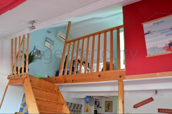 Certains apprcieront le caractre un peu biscornu de cet appartement original dont les deux niveaux ont t ingnieusement amnags.