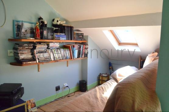 Certains apprcieront le caractre un peu biscornu de cet appartement original dont les deux niveaux ont t ingnieusement amnags.