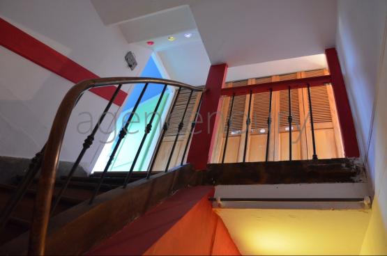 Certains apprcieront le caractre un peu biscornu de cet appartement original dont les deux niveaux ont t ingnieusement amnags.