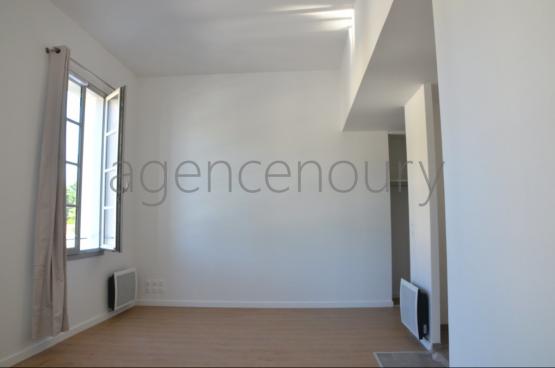 Cet appartement neuf, encore jamais habité, fait face à l'arrière-port et à un joli paysage végétal.