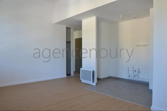 Cet appartement neuf, encore jamais habité, fait face à l'arrière-port et à un joli paysage végétal.