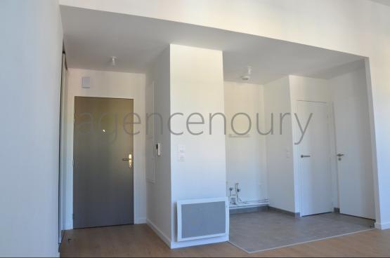 Cet appartement neuf, encore jamais habité, fait face à l'arrière-port et à un joli paysage végétal.