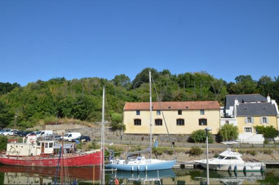 Cet appartement neuf, encore jamais habité, fait face à l'arrière-port et à un joli paysage végétal.
