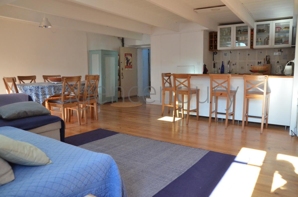 Nous apprcions l'originalit de cet appartement plein de caractre situ sous les toits de Le Palais.