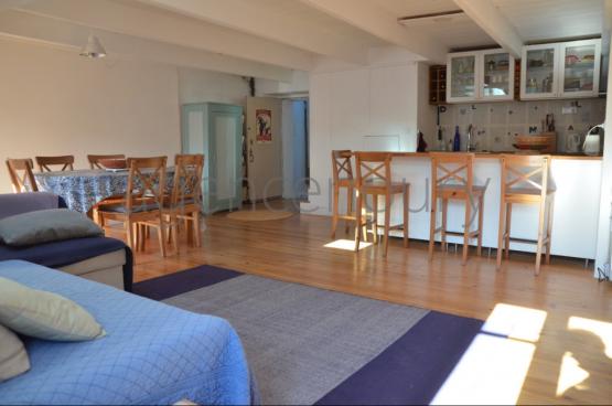 Nous apprcions l'originalit de cet appartement plein de caractre situ sous les toits de Le Palais.