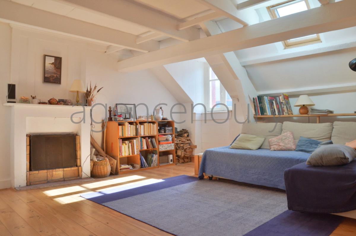 Nous apprcions l'originalit de cet appartement plein de caractre situ sous les toits de Le Palais.