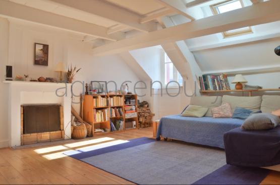 Nous apprcions l'originalit de cet appartement plein de caractre situ sous les toits de Le Palais.