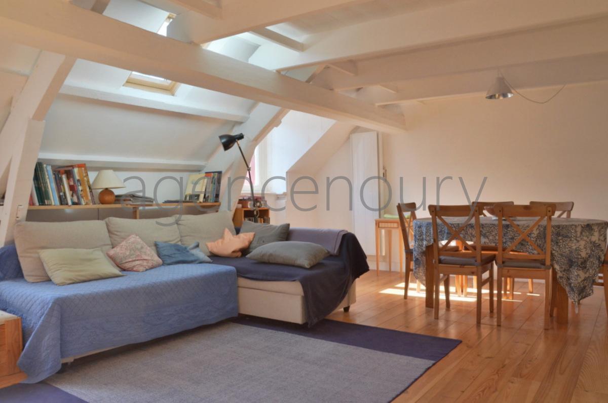 Nous apprcions l'originalit de cet appartement plein de caractre situ sous les toits de Le Palais.