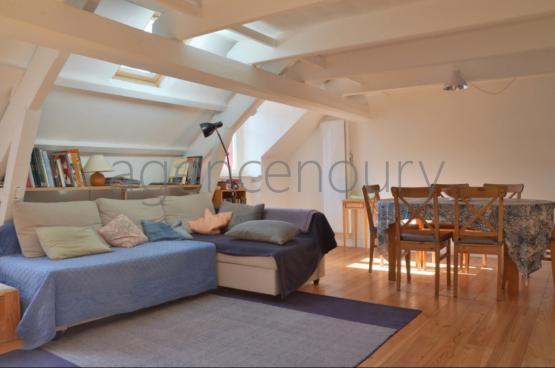 Nous apprcions l'originalit de cet appartement plein de caractre situ sous les toits de Le Palais.