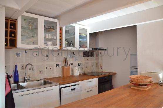 Nous apprcions l'originalit de cet appartement plein de caractre situ sous les toits de Le Palais.
