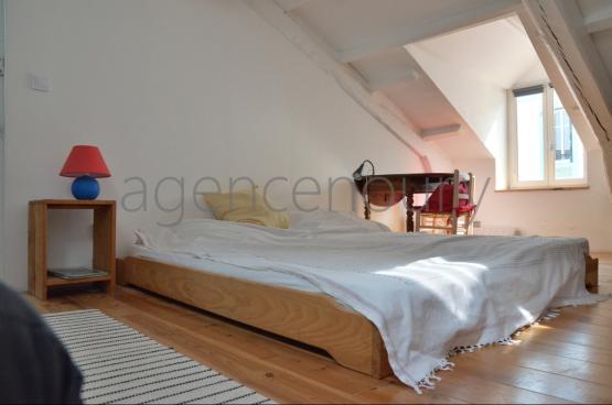 Nous apprcions l'originalit de cet appartement plein de caractre situ sous les toits de Le Palais.