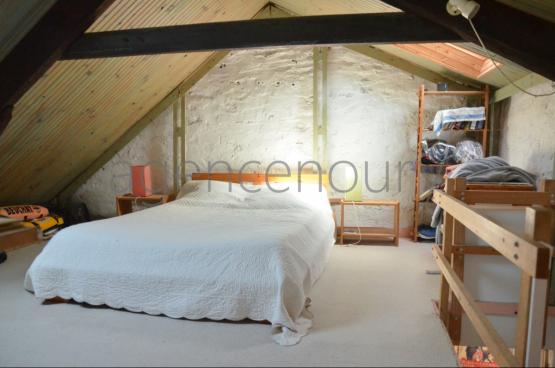 Nous apprcions l'originalit de cet appartement plein de caractre situ sous les toits de Le Palais.