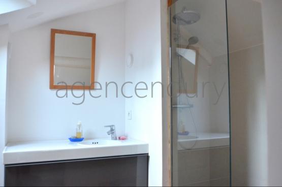 Nous apprcions l'originalit de cet appartement plein de caractre situ sous les toits de Le Palais.