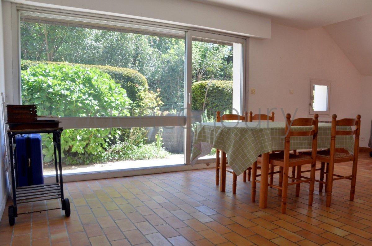 A 500 m�tres du c�ur de Palais, avec un jardin de plain-pied (95m�) bord� de beaux arbres,