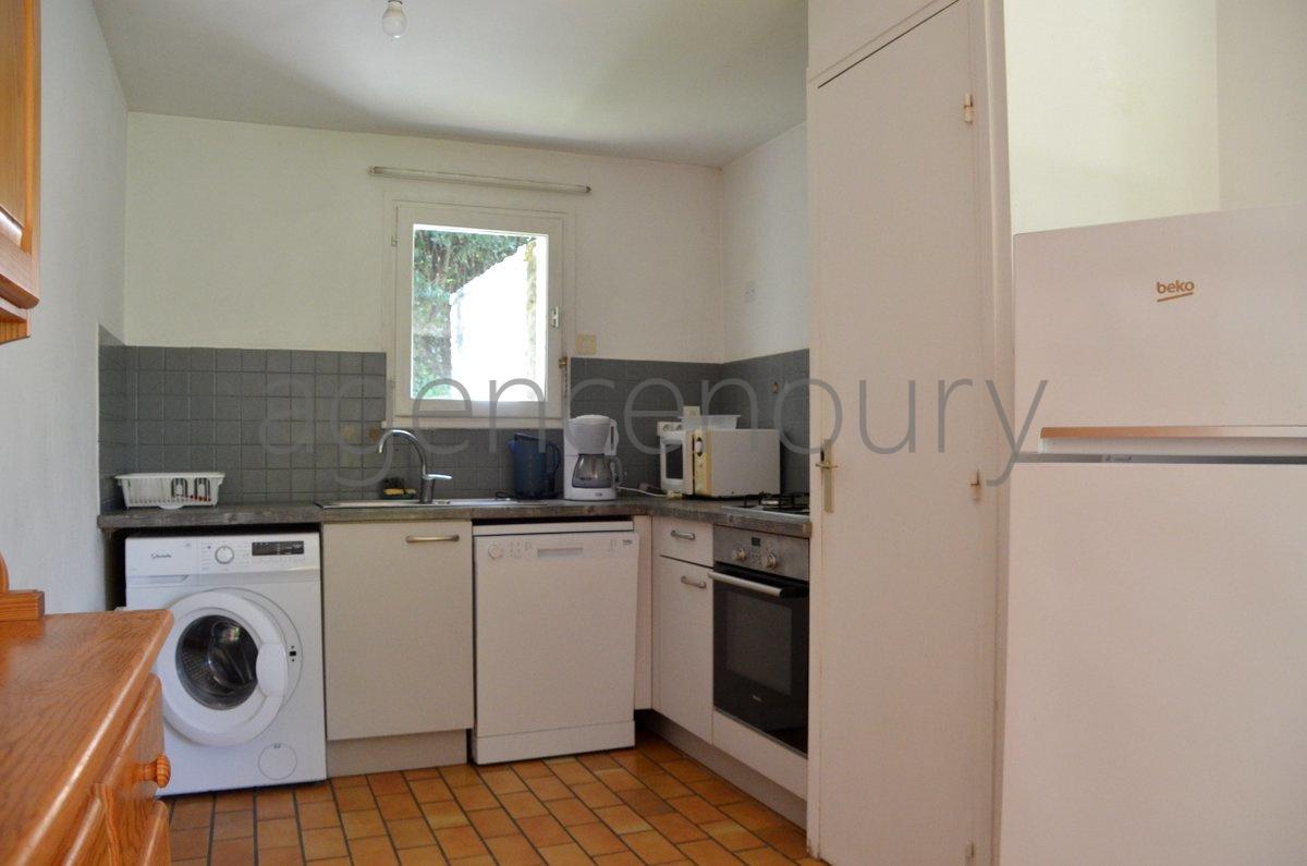 A 500 m�tres du c�ur de Palais, avec un jardin de plain-pied (95m�) bord� de beaux arbres,