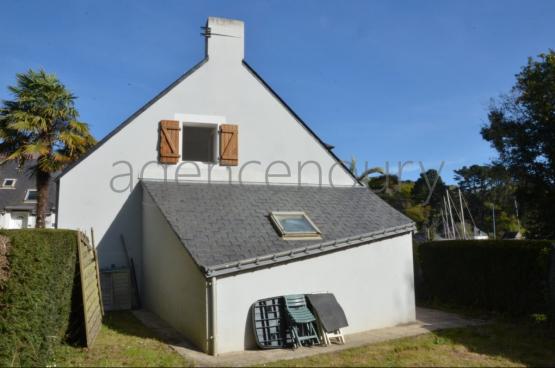 A 500 m�tres du c�ur de Palais, avec un jardin de plain-pied (95m�) bord� de beaux arbres,