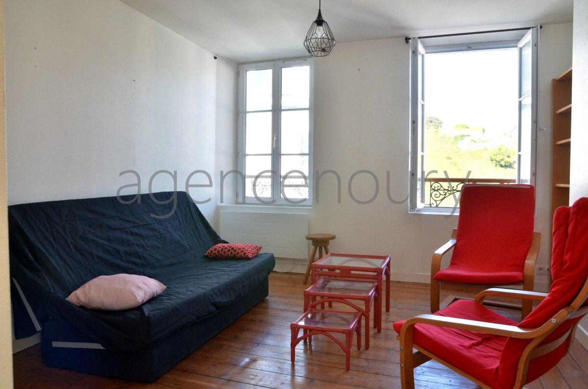 Cet appartement situ� au c�ur de Le Palais b�n�ficie d'un agr�able d�gagement visuel.