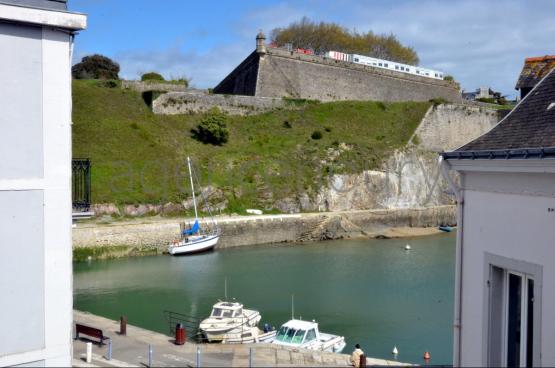 Cet appartement situ� au c�ur de Le Palais b�n�ficie d'un agr�able d�gagement visuel.