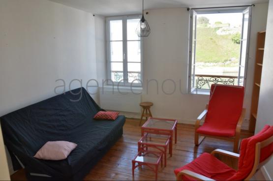 Cet appartement situ� au c�ur de Le Palais b�n�ficie d'un agr�able d�gagement visuel.