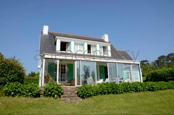 A deux pas de Palais, � l'extr�mit� d'une impasse, au-dessus d'une plage, au grand calme�