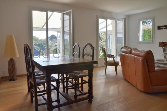 A deux pas de Palais, � l'extr�mit� d'une impasse, au-dessus d'une plage, au grand calme�