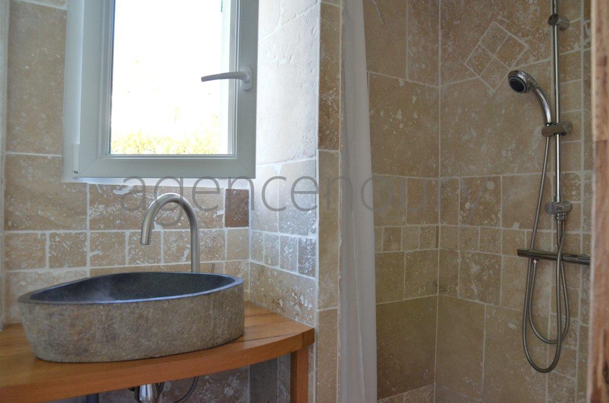 A deux pas de Palais, � l'extr�mit� d'une impasse, au-dessus d'une plage, au grand calme�