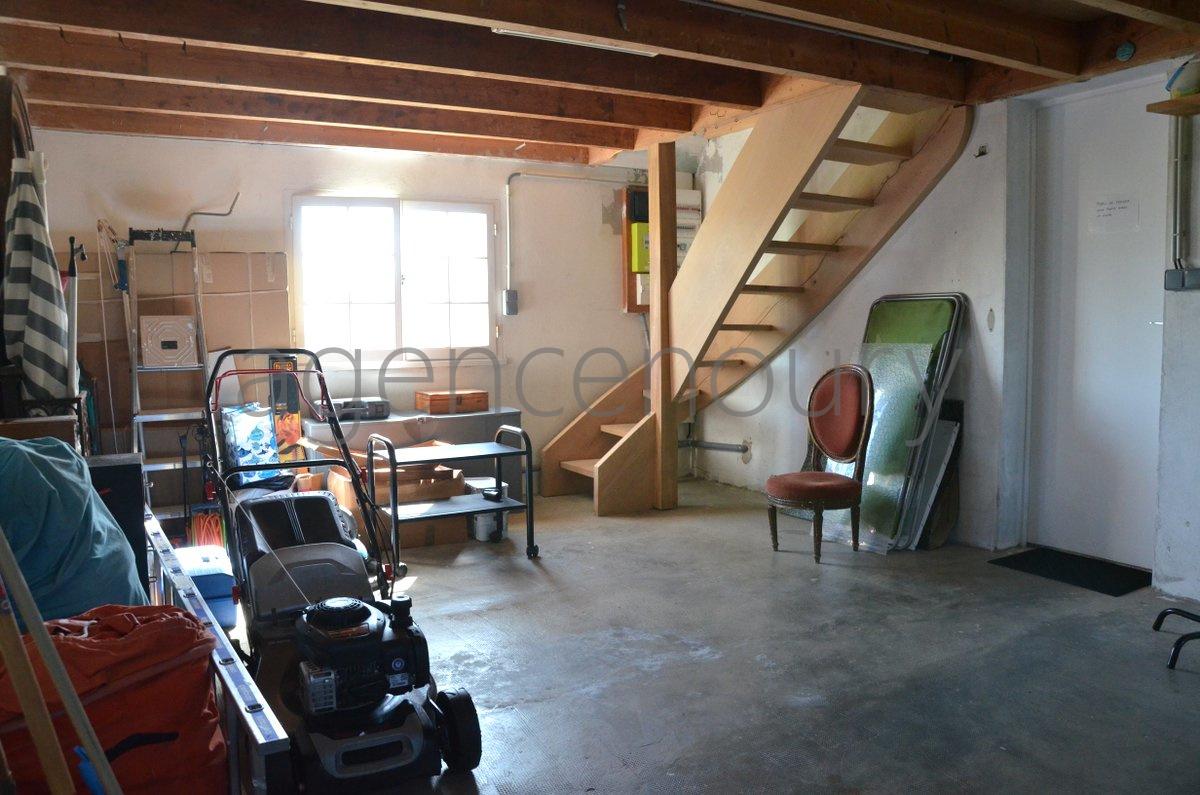 A deux pas de Palais, � l'extr�mit� d'une impasse, au-dessus d'une plage, au grand calme�