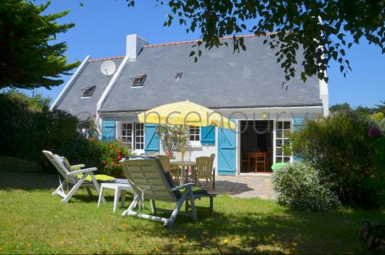 Vous aurez ici le plaisir de vivre dans le bourg de Sauzon tout en bnficiant d'un beau jardin calme.