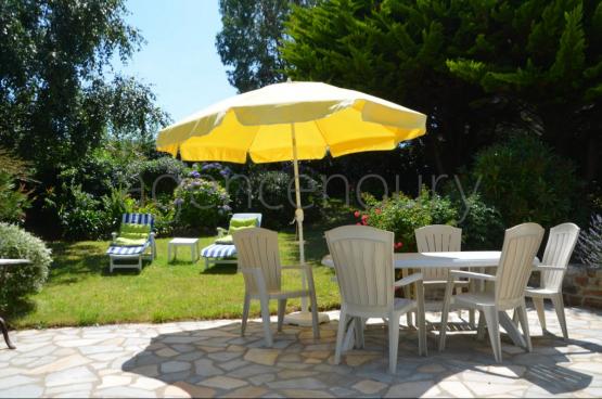 Vous aurez ici le plaisir de vivre dans le bourg de Sauzon tout en bnficiant d'un beau jardin calme.