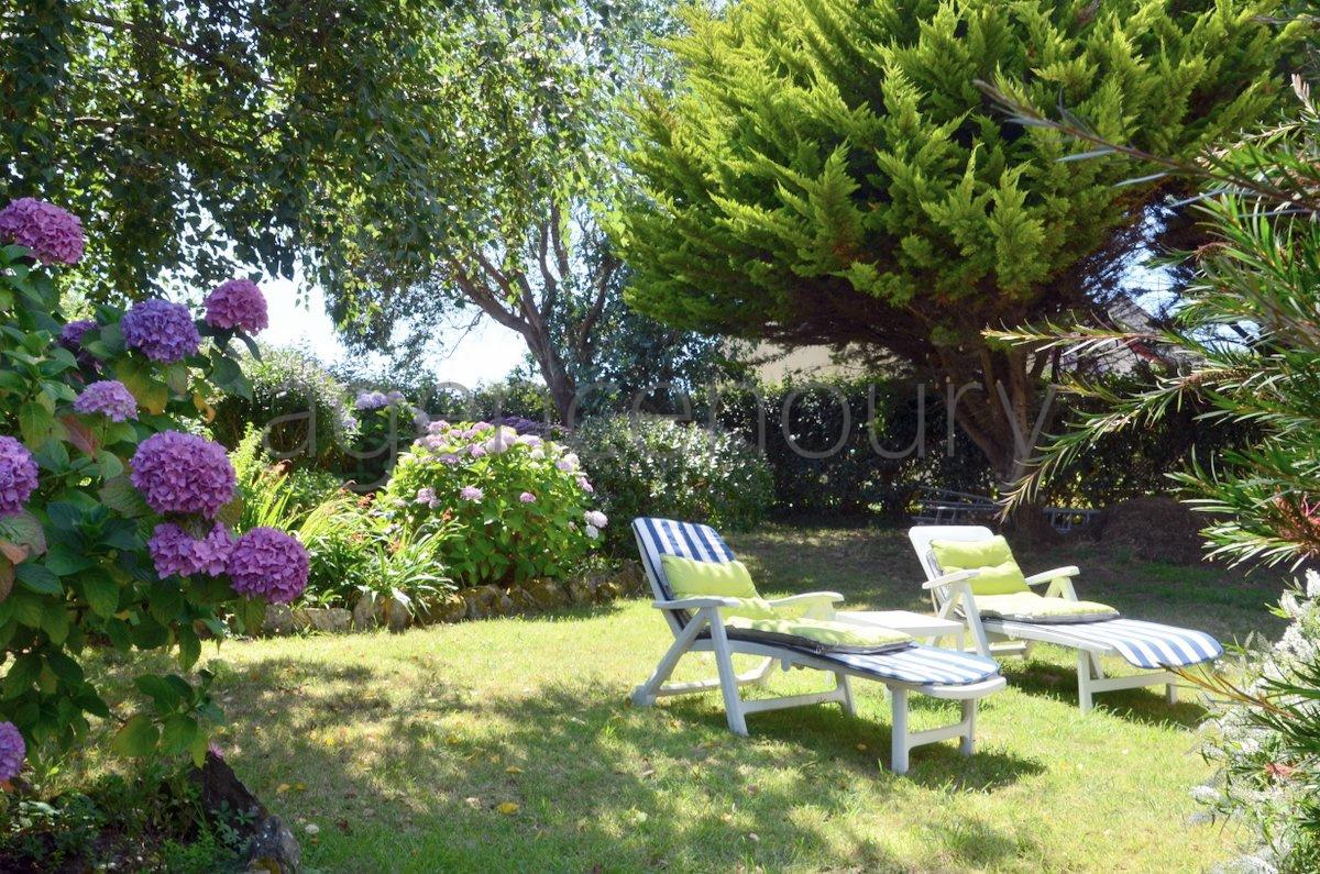 Vous aurez ici le plaisir de vivre dans le bourg de Sauzon tout en bnficiant d'un beau jardin calme.