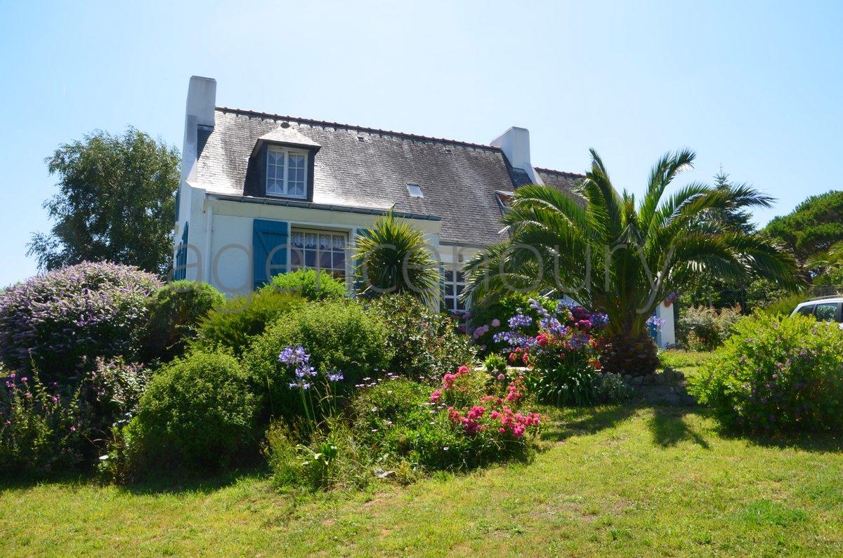 Vous aurez ici le plaisir de vivre dans le bourg de Sauzon tout en bnficiant d'un beau jardin calme.