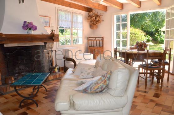 Vous aurez ici le plaisir de vivre dans le bourg de Sauzon tout en bnficiant d'un beau jardin calme.