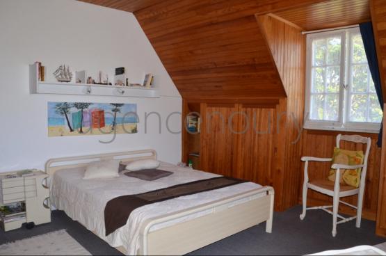 Vous aurez ici le plaisir de vivre dans le bourg de Sauzon tout en bnficiant d'un beau jardin calme.
