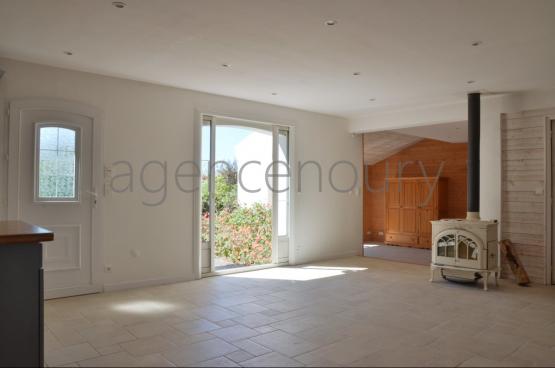 Ses vastes pices sduisent tout de suite lorsque lon pntre dans cette grande maison.