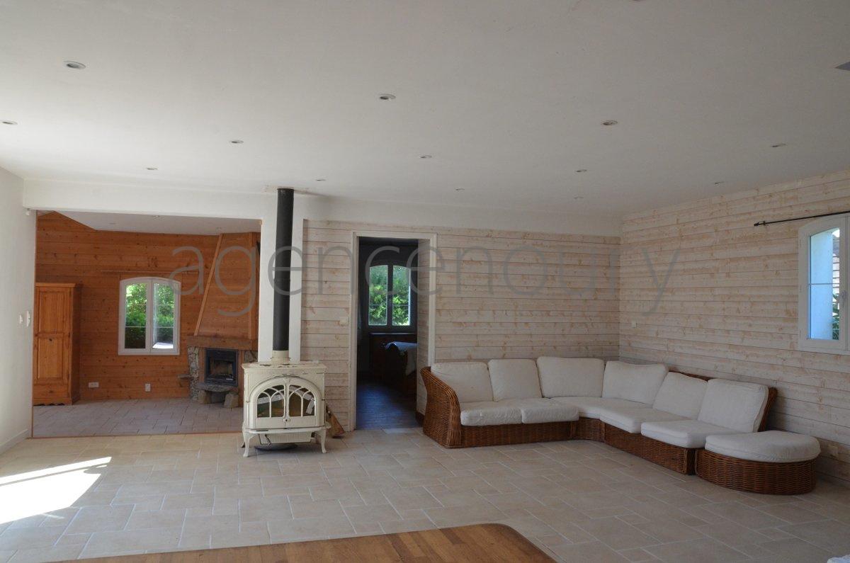 Ses vastes pices sduisent tout de suite lorsque lon pntre dans cette grande maison.