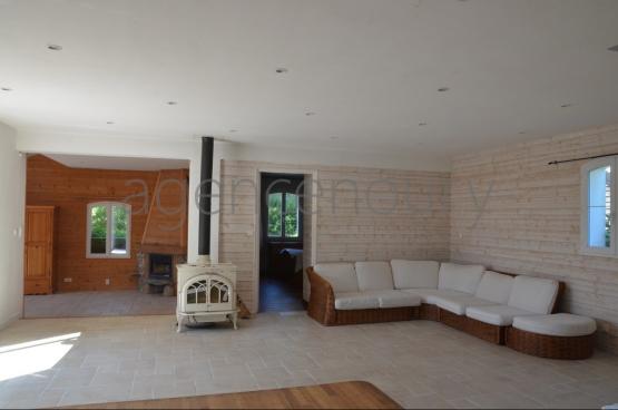 Ses vastes pices sduisent tout de suite lorsque lon pntre dans cette grande maison.