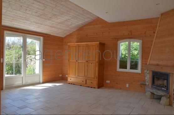 Ses vastes pices sduisent tout de suite lorsque lon pntre dans cette grande maison.