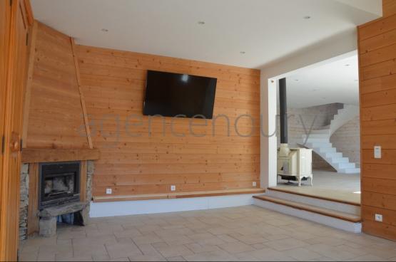 Ses vastes pices sduisent tout de suite lorsque lon pntre dans cette grande maison.