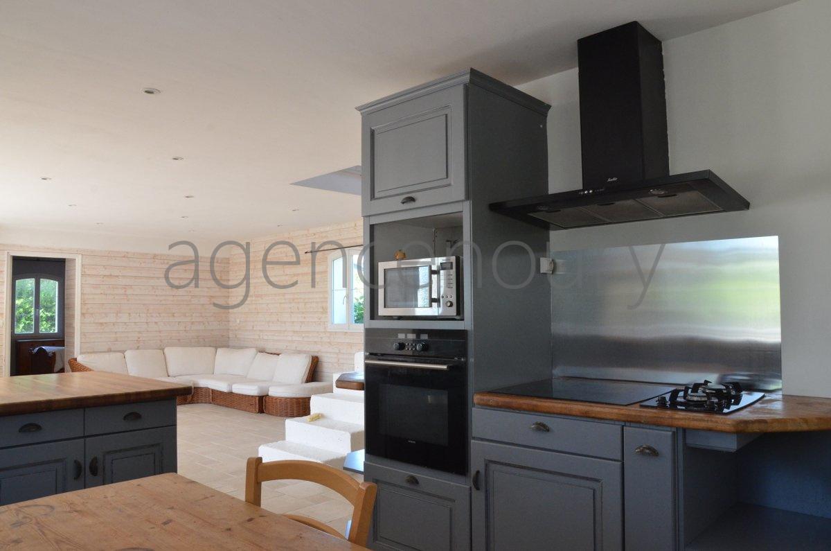 Ses vastes pices sduisent tout de suite lorsque lon pntre dans cette grande maison.